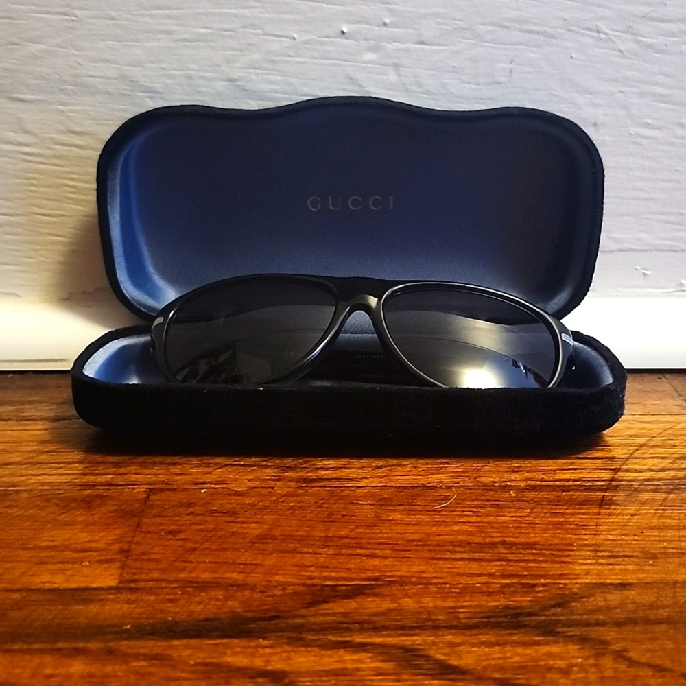 Gucci Black Aviator Sunglasses with Dark Gray Lenses